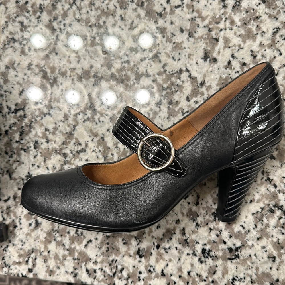 Women’s Sofft black pumps. Lightly used, very good condition. Size 11